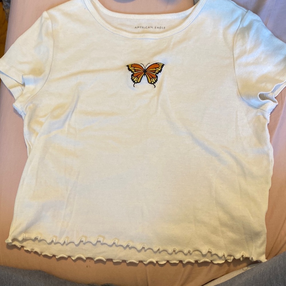 This is a nice shirt from American Eagle. It’s not cropped at all.